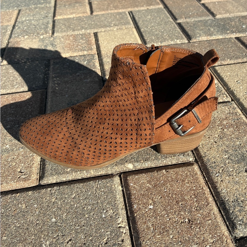 Universal Thread Ankle Boots Women’s 6.5 Brown Perforated Zip Low Heel Booties - Picture 9 of 15